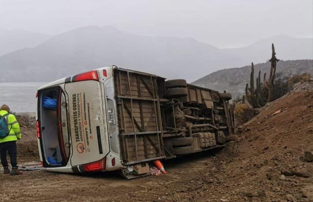 BUS QUE TRANSPORTABA TRABAJADORES MINEROS DESBARRANCÓ EN LOS VILOS