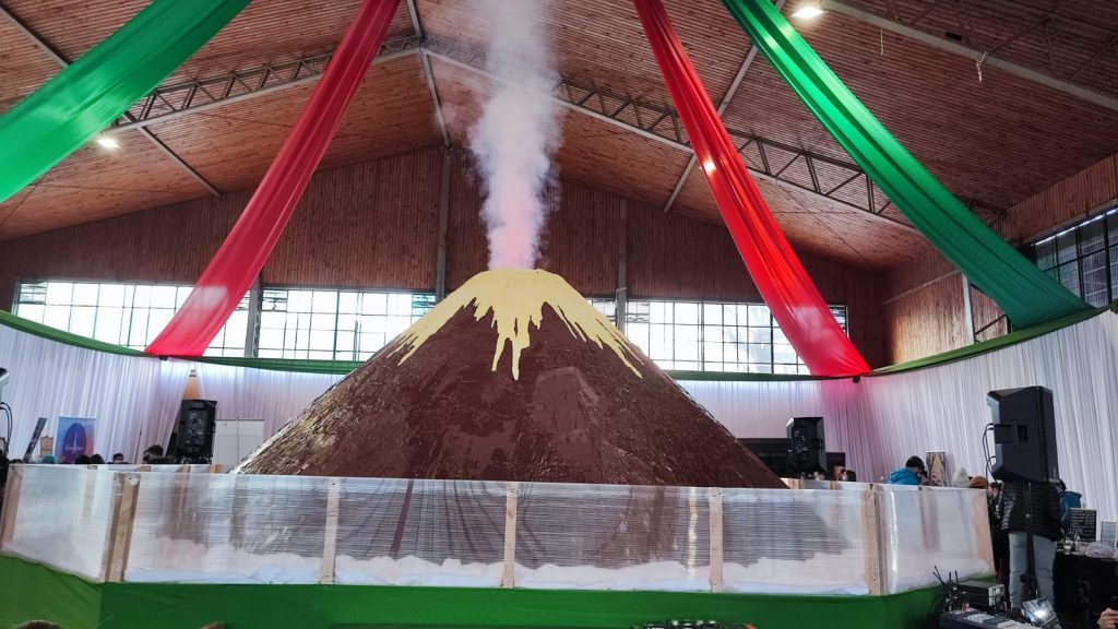 CON UN VOLCÁN DE 800 KILOS DE CHOCOLATE PUCÓN INAUGURÓ SÉPTIMA VERSIÓN DEL FESTIVAL DEL CHOCOLATE