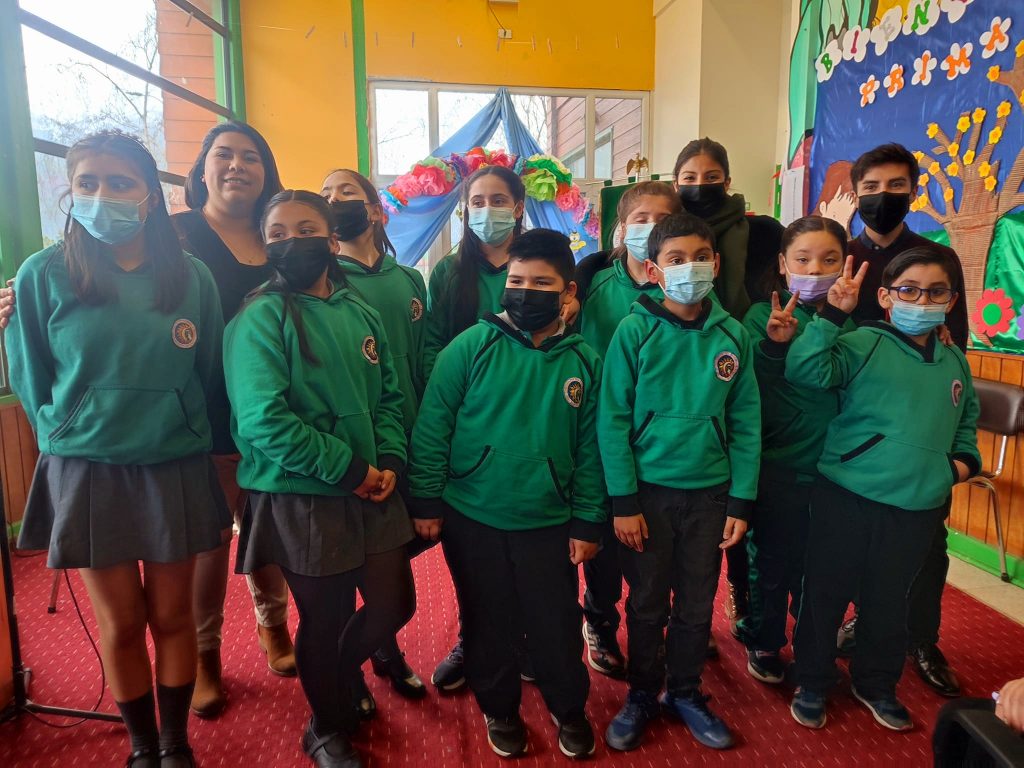 ESTUDIANTES DE LA ESCUELA GABRIELA MISTRAL DE AYSÉN RECIBEN SU PRIMER INSTRUMENTO MUSICAL