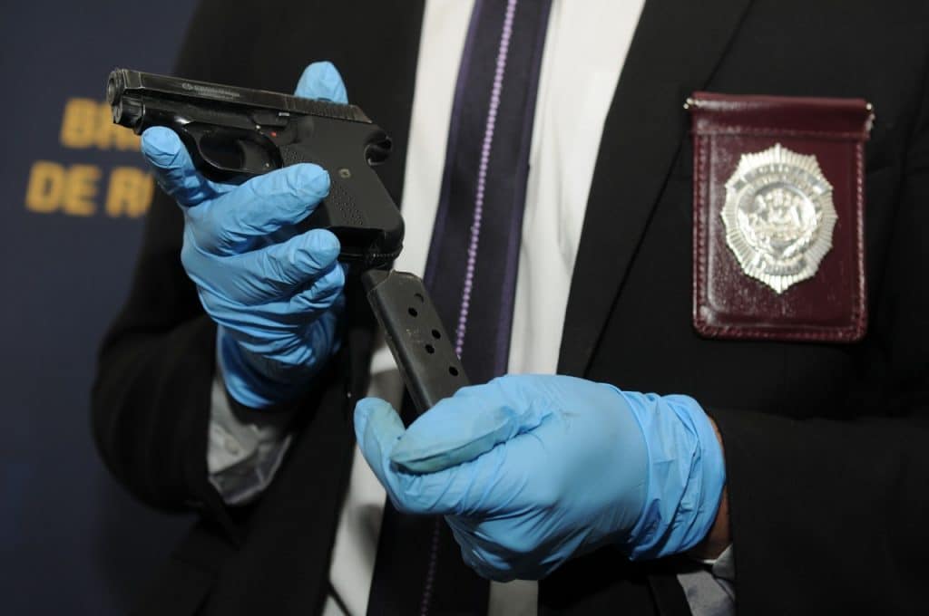 TRES MENORES DE EDAD SON DETENIDOS CON ARMAS DE FUEGO EN LOTA