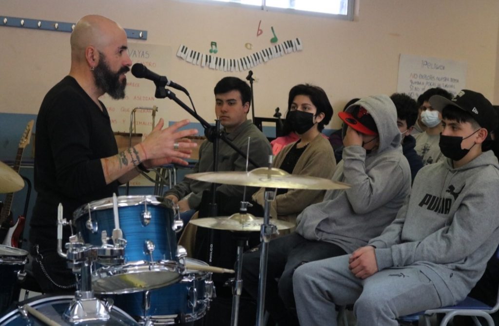 ESTUDIANTES DE CASTRO SE EMPAPAN DE MÚSICA GRACIAS AL PROYECTO “DRUMFEST EN EL AULA”