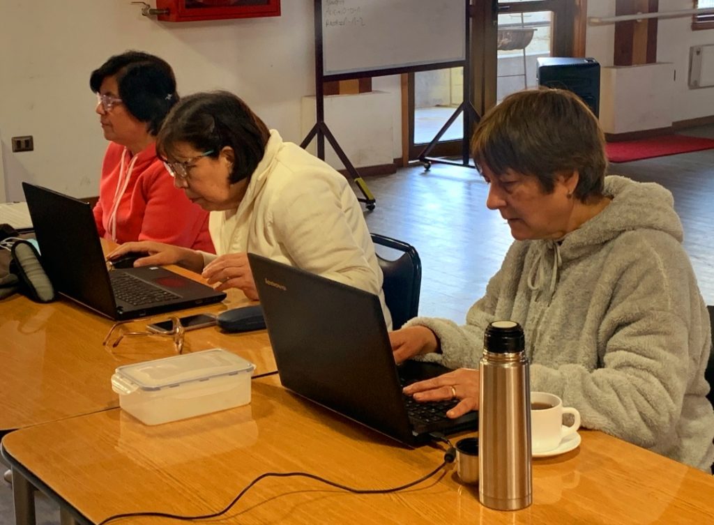 ADULTOS MAYORES DE PUCÓN SE CAPACITAN EN COMPUTACIÓN