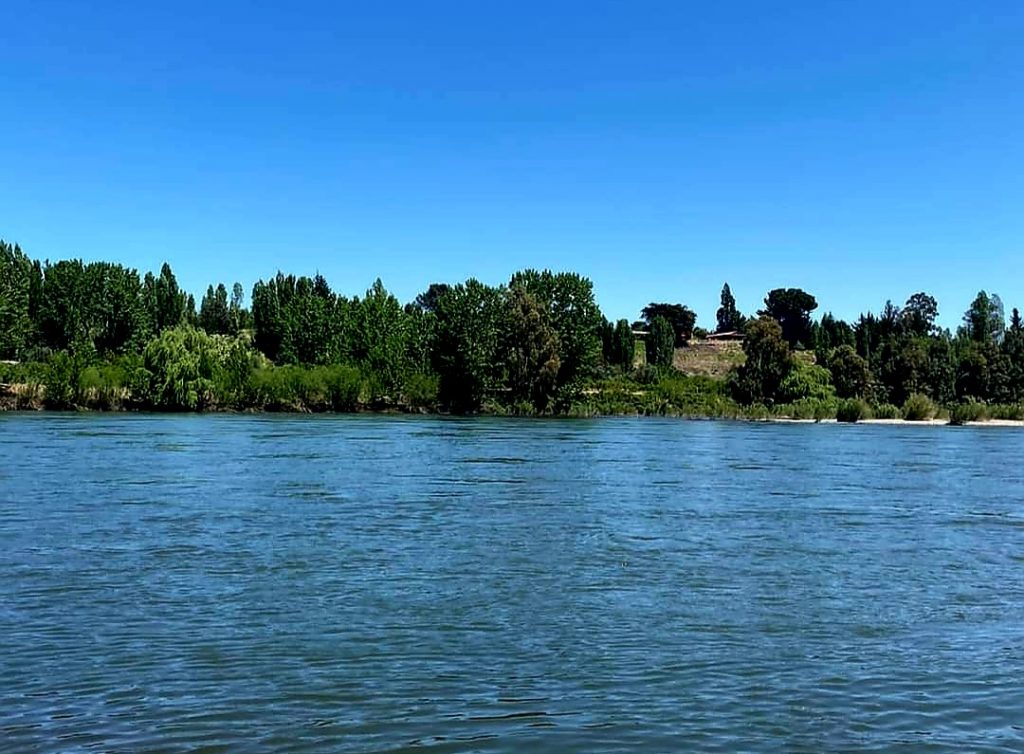 DOS JÓVENES FUERON ARRASTRADOS POR LAS AGUAS DEL RÍO ITATA EN QUILLÓN