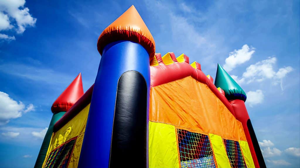JUEGO INFLABLE SE VOLCÓ POR FUERTE VIENTO CON SEIS NIÑOS. UN MENOR EN ESTADO GRAVE