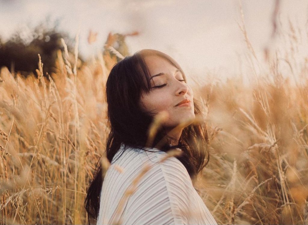 UNA METÁFORA SOBRE EL AMOR: NATI CARTES ESTRENA SU TERCER SINGLE «EVAPORANDO»