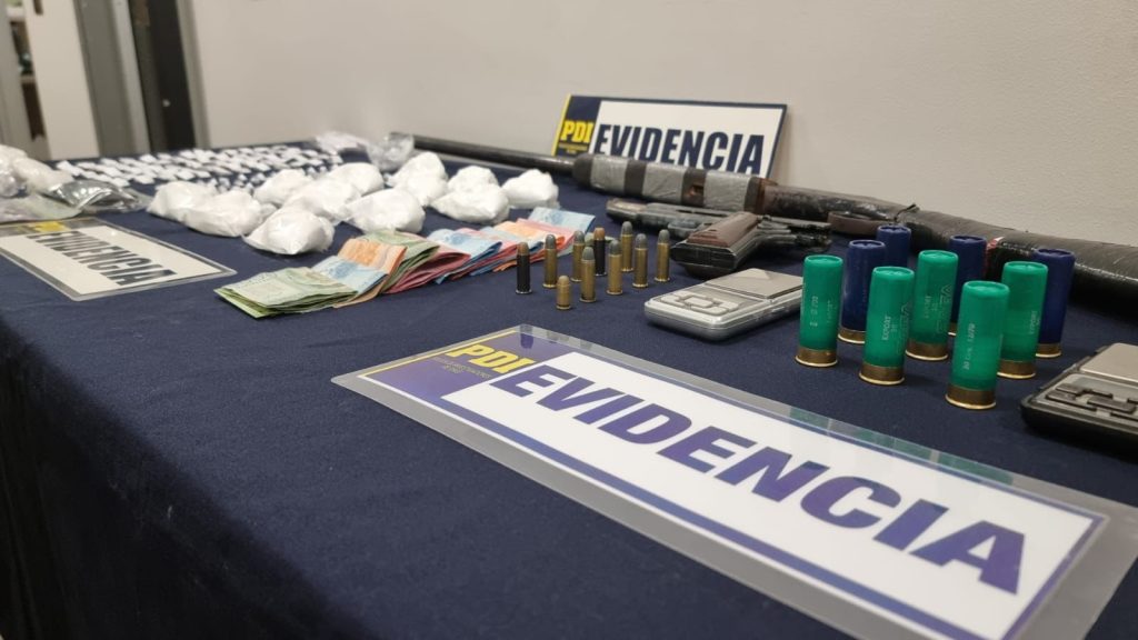 DETIENEN A AUTORES DE BALANCE EN VALDIVIA. INCAUTAN DROGA Y ARMAS DE FUEGO