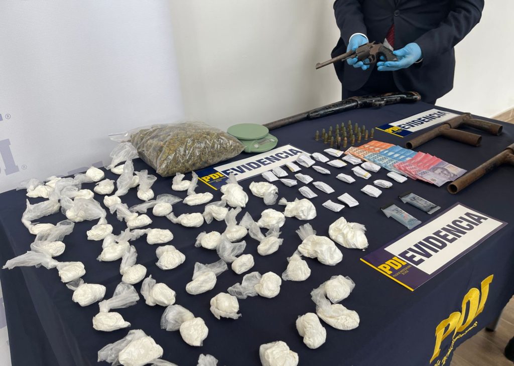 2 DETENIDOS, 4 ARMAS DE FUEGO Y MÁS DE UN KILO DE DROGAS INCAUTÓ PDI EN VALDIVIA