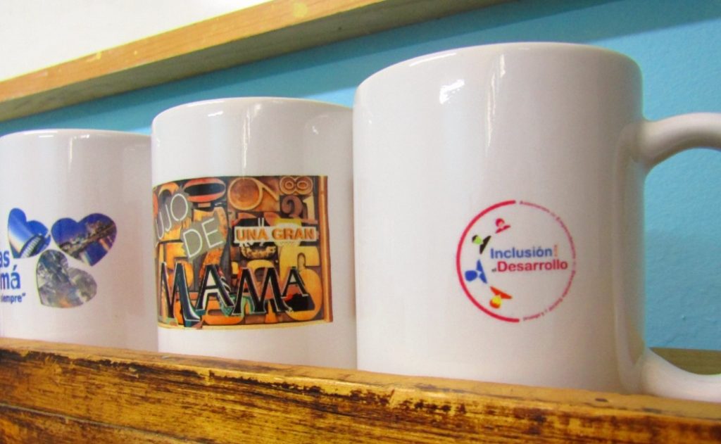 JÓVENES EN PROCESO DE REINSERCIÓN DISEÑAN TAZONES PARA REGALAR EN EL DÍA DE LA MADRE