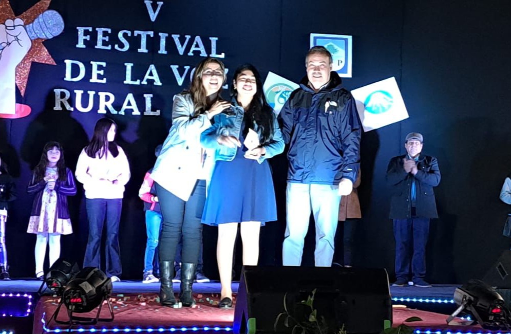 DOS ESTUDIANTES DE ESCUELA VILLA SAN PEDRO FUERON LAS GANADORAS DEL FESTIVAL DE LA VOZ ESCUELAS RURALES DE PUCÓN