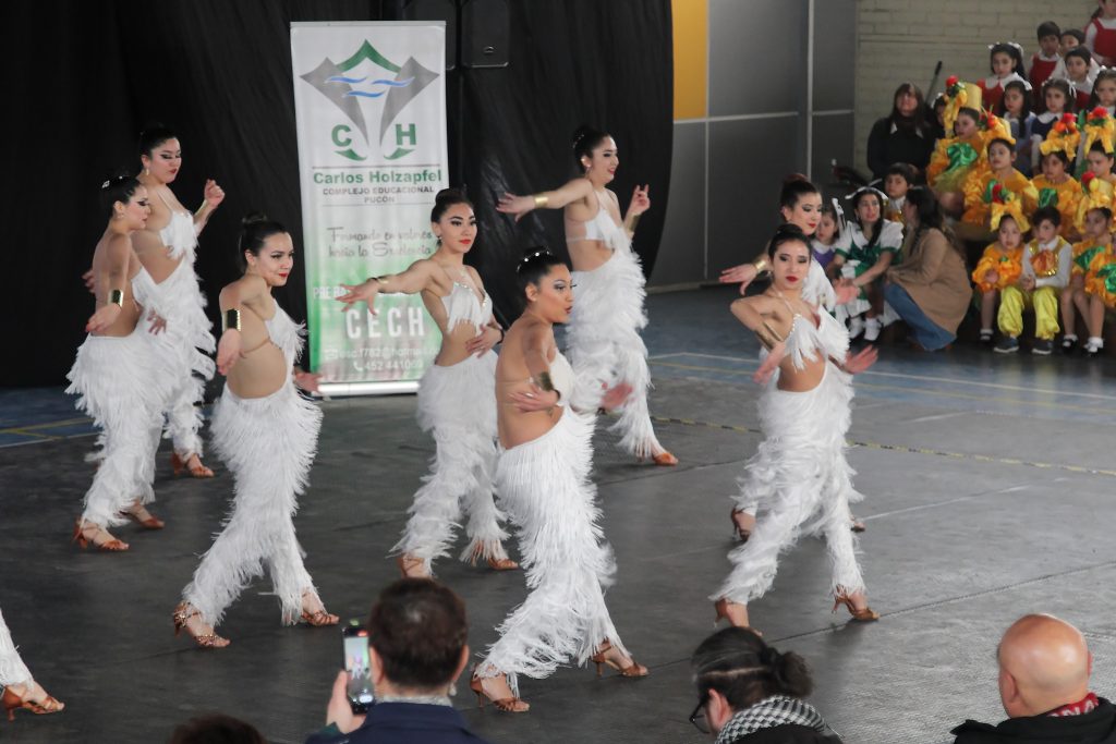 EN COMPLEJO EDUCACIONAL CARLOS HOLZAPFEL DE PUCÓN REALIZARON GALA DE DANZA LATINOAMERICANA