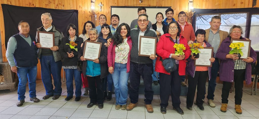 AGRICULTORES DE CHONCHI FUERON RECONOCIDOS POR SU LARGA TRAYECTORIA EN EL MUNDO RURAL