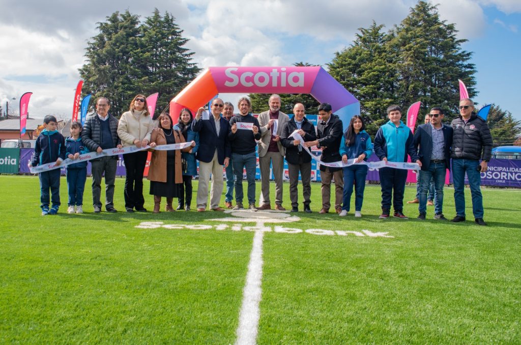 CARLES PUYOL INAUGURÓ CANCHA SINTÉTICA DE FÚTBOL 7 EN LA ESCUELA CANADÁ DE OSORNO