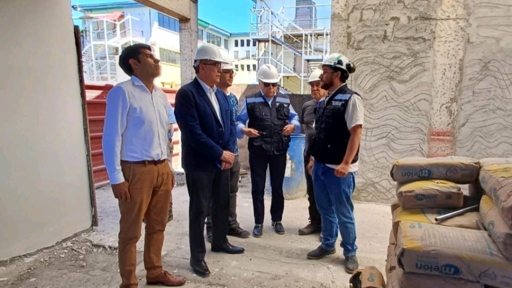 40% DE AVANCE PRESENTAN LAS OBRAS DEL GIMNASIO DEL LICEO CARMELA CARVAJAL DE PRAT