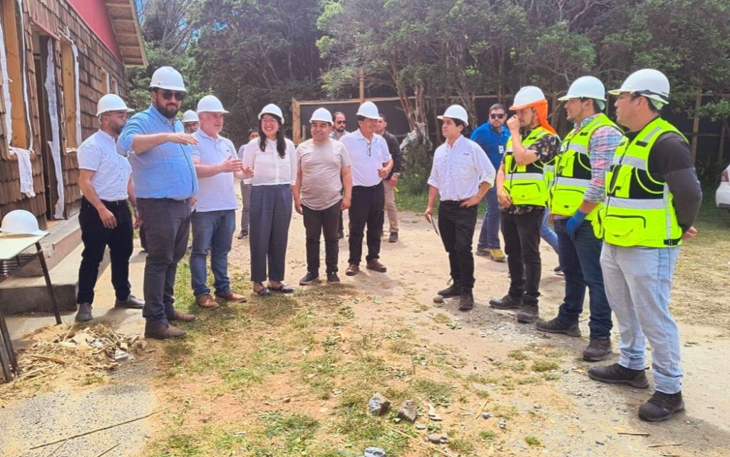 MINISTRO DE EDUCACIÓN VISITÓ OBRAS DE REPOSICIÓN DE ESCUELAS DE TEUPA Y CHANQUIN