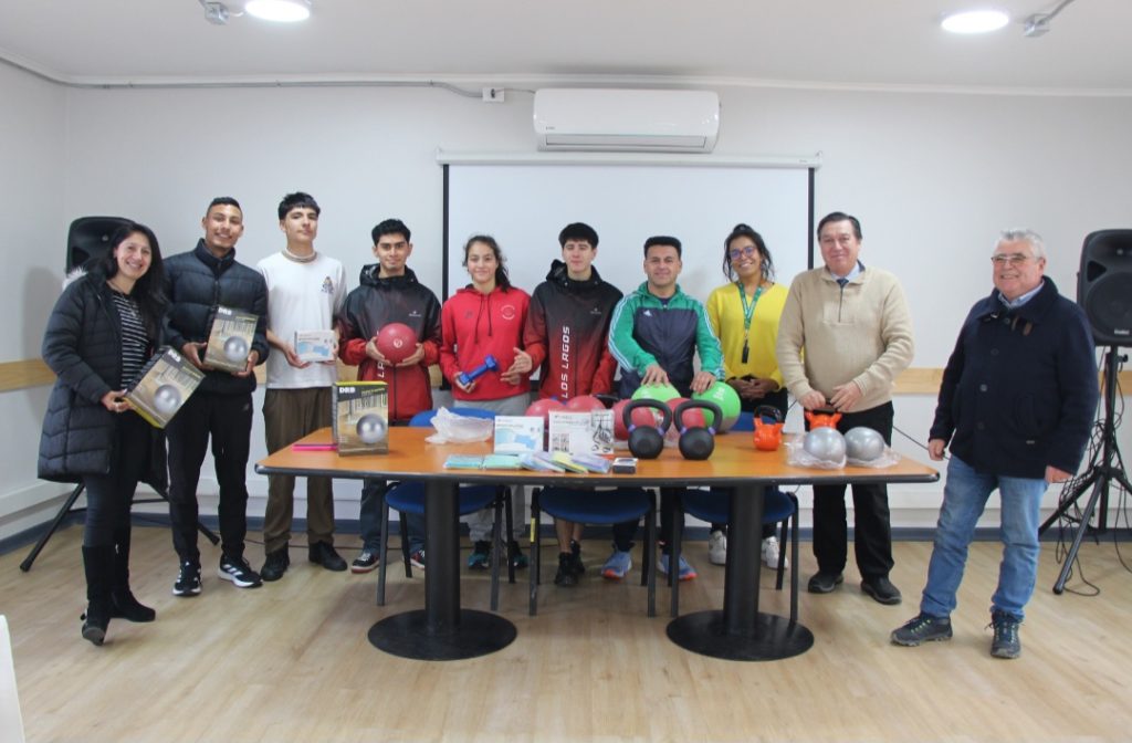 DEPORTISTAS DEL PROGRAMA “PROMESAS CHILE” DE ATLETISMO RECIBIERON IMPLEMENTACIÓN DEPORTIVA PARA SU ENTRENAMIENTO