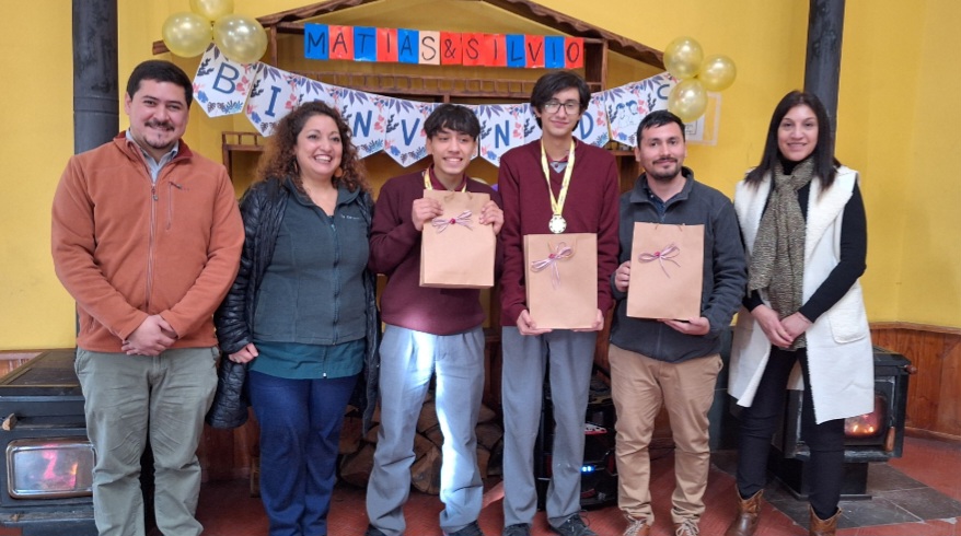ALUMNOS DEL LICEO BICENTENARIO HOTELERÍA Y TURISMO DE PUCÓN OBTIENEN MEDALLA DE ORO EN ENCUENTRO INTERNACIONAL DE CIENCIA