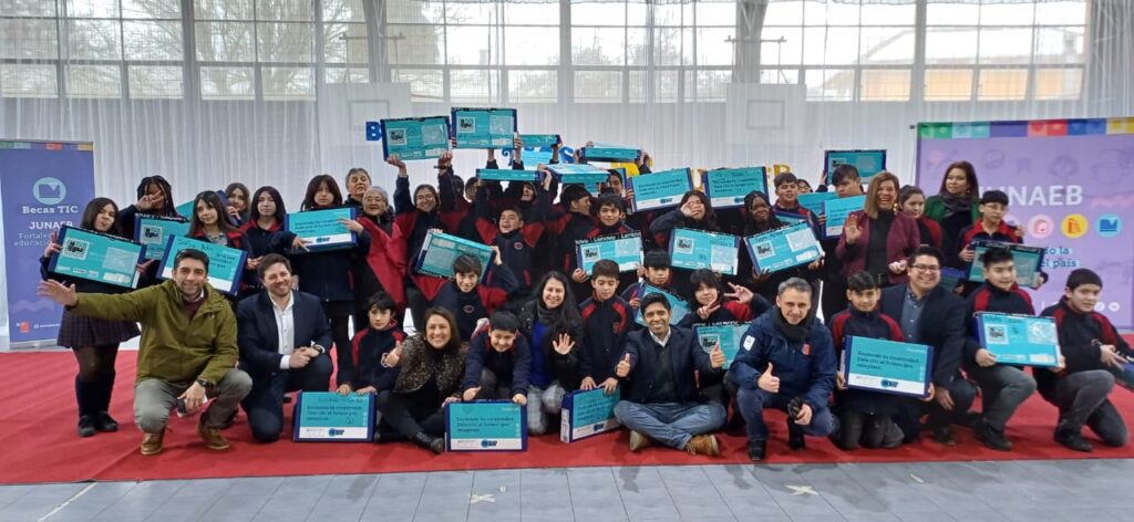 ESTUDIANTES DE SÉPTIMO BÁSICO DE LA COMUNA DE OSORNO, RECIBERON COMPUTADORES Y KIT DE INTERNET