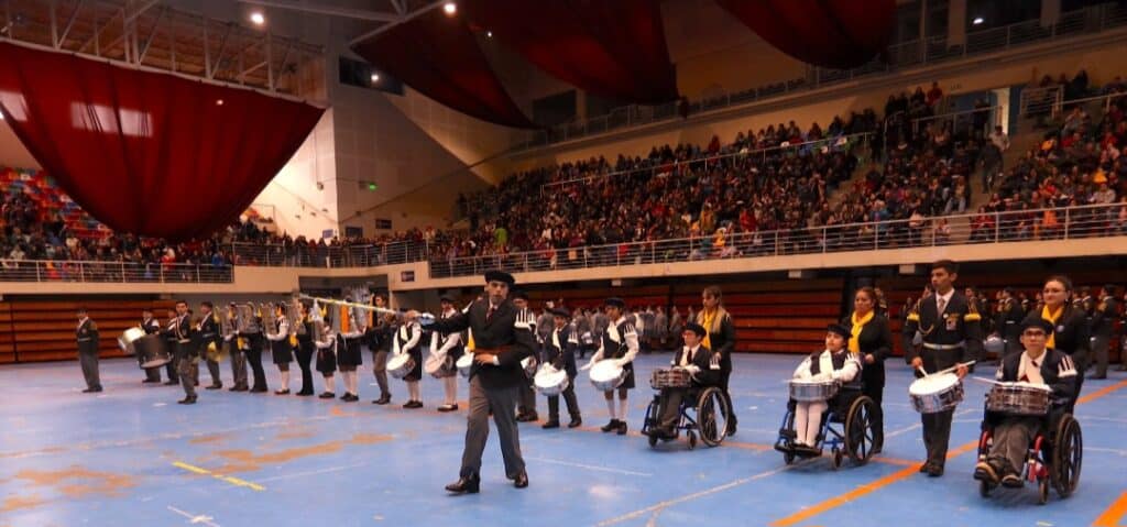 MÁS DE 1.400 ESTUDIANTES PROTAGONIZARON EL DESFILE CÍVICO ESCOLAR EN PUERTO MONTT