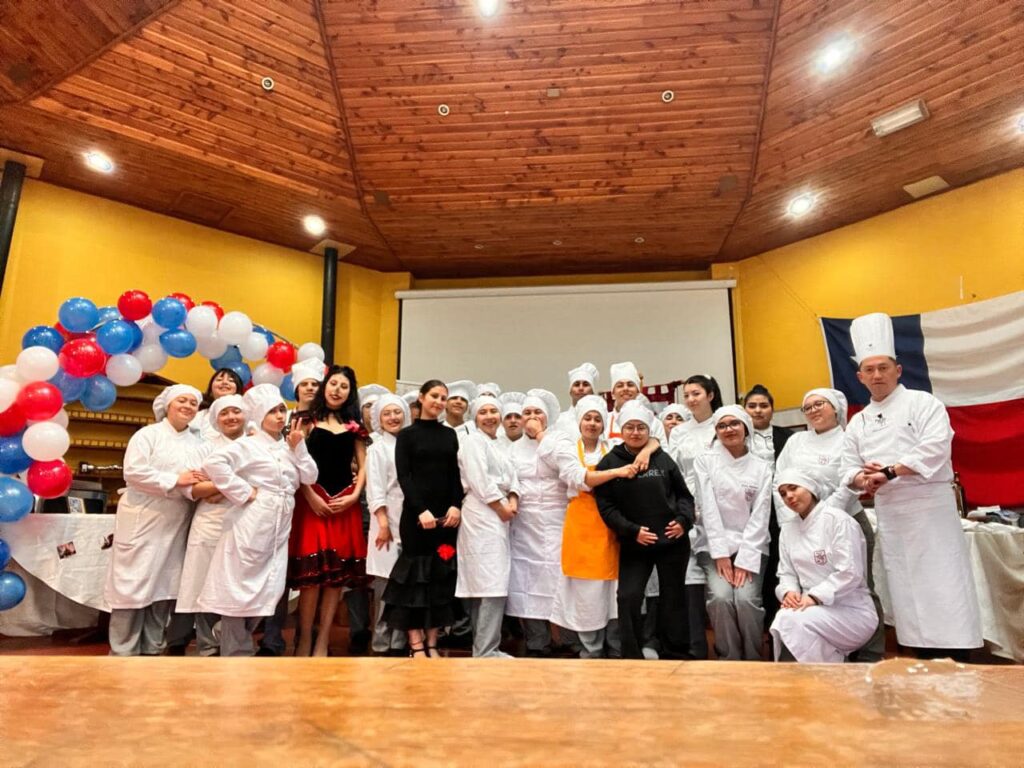 ALUMNOS DEL LICEO DE HOTELERÍA Y TURISMO DE PUCÓN SE LUCIERON EN GALA GASTRONÓMICA