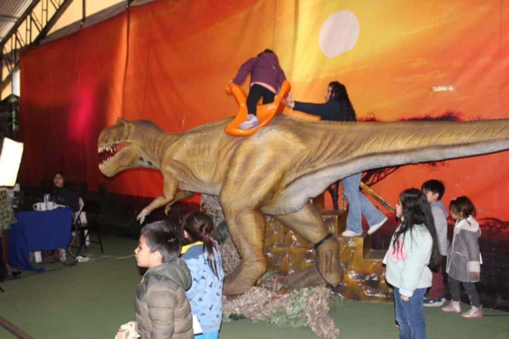 ESTUDIANTES DE SEIS ESTABLECIMIENTOS DE OSORNO VISITARON LA EXPO DINOSAURIOS