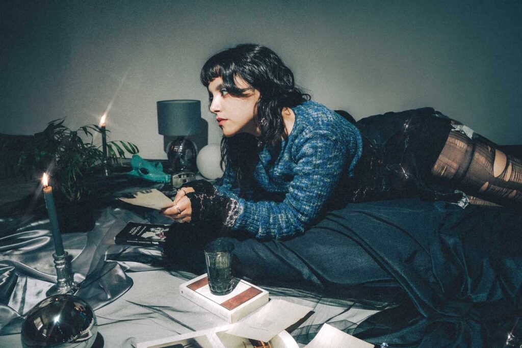 SAFO INVITA A ABRAZAR LA MELANCOLÍA CON RITMO Y DISTORSIÓN EN «MONOCROMÍA»