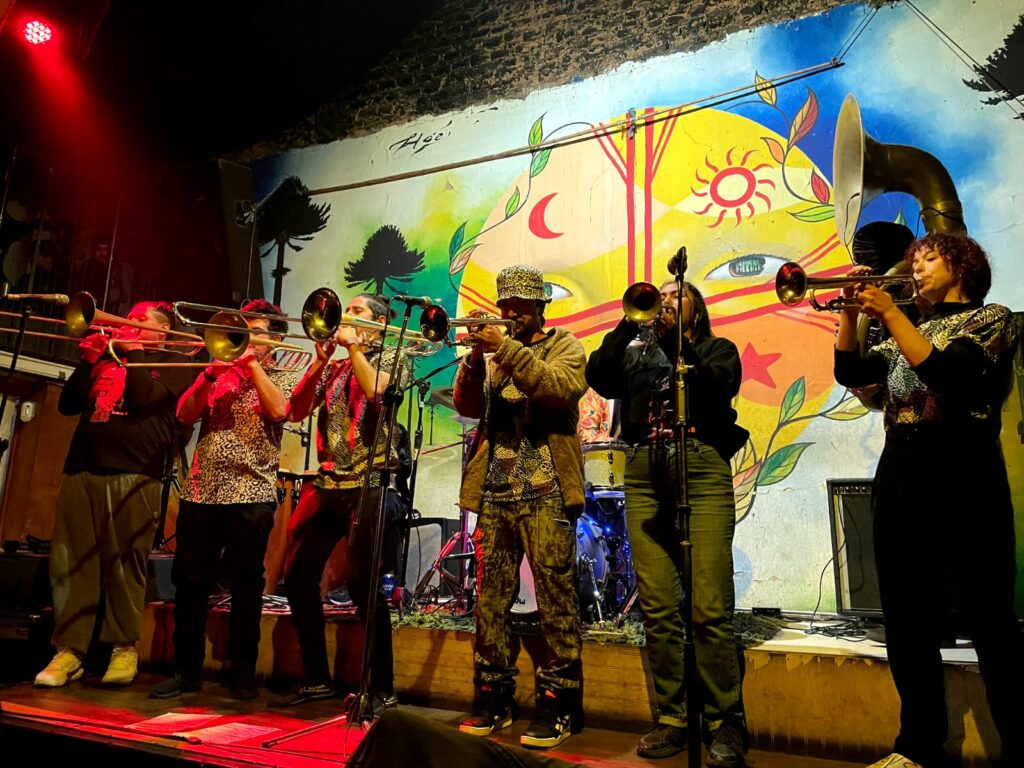 MONO BRASS ESTRENÓ SU NUEVO SINGLE «SONGO PA’ LXS MONXS»