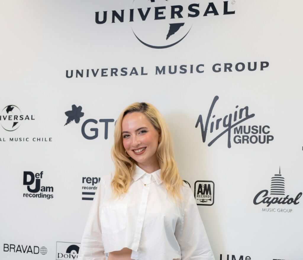 SHIREL FIRMA CON UNIVERSAL MUSIC