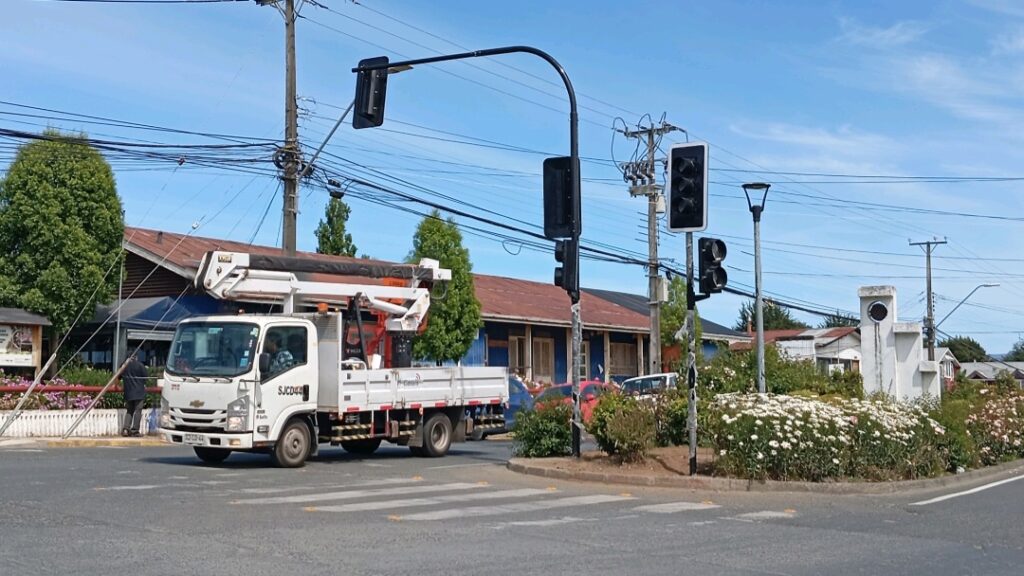 AVANZAN OBRAS PARA HABILITAR PRIMER SEMÁFORO EN CHONCHI
