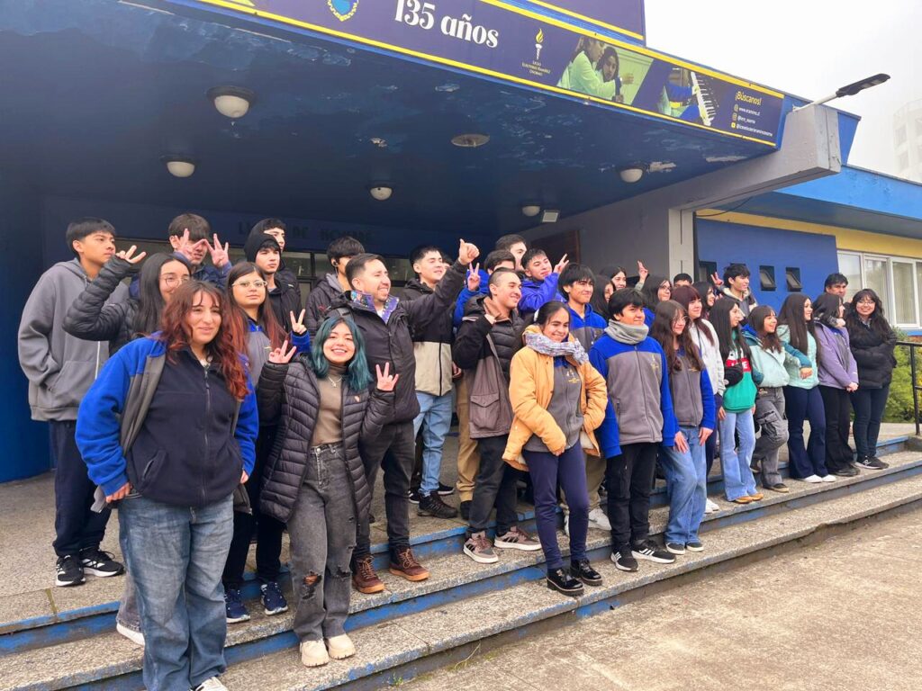 ESTUDIANTES DESTACADOS DEL LICEO BICENTENARIO ELEUTERIO RAMÍREZ INICIAN GIRA DE ESTUDIOS A PUCÓN