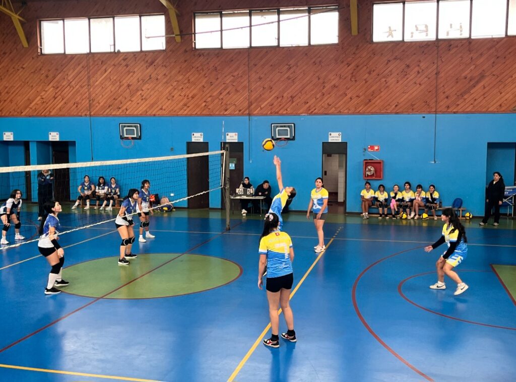 CON UNA HISTÓRICA PARTICIPACIÓN PARTIÓ EL TORNEO SUB-14 DE VÓLEIBOL FEMENINO ORGANIZADO POR EL DAEM