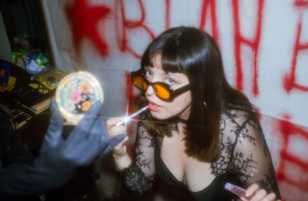 MIA LOOPS DESATA SU REBELDÍA EN SU NUEVA CANCIÓN BLAH BLAH BLAH