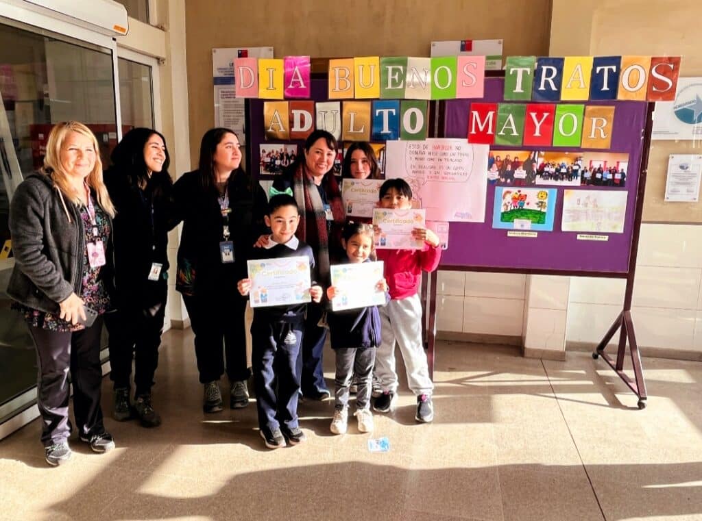 ESTUDIANTES DEL SECTOR FRANCKE CELEBRARON EL DÍA DE LOS BUENOS TRATOS AL ADULTO MAYOR CON CONCURSO DE ARTE ESCOLAR